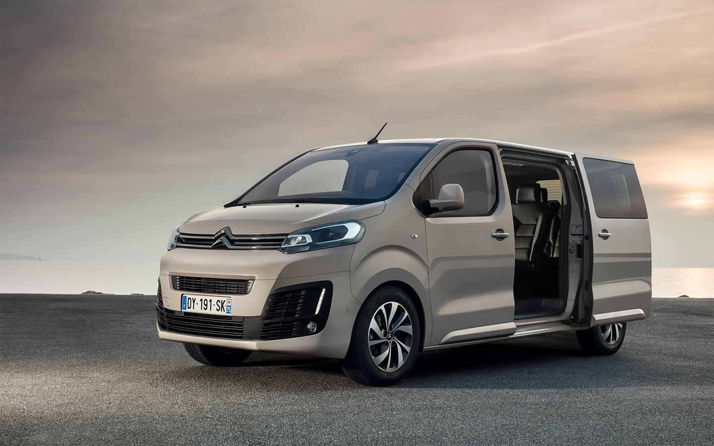 Citroen Spacetourer рассчитан как на дальние, так и на короткие поездки