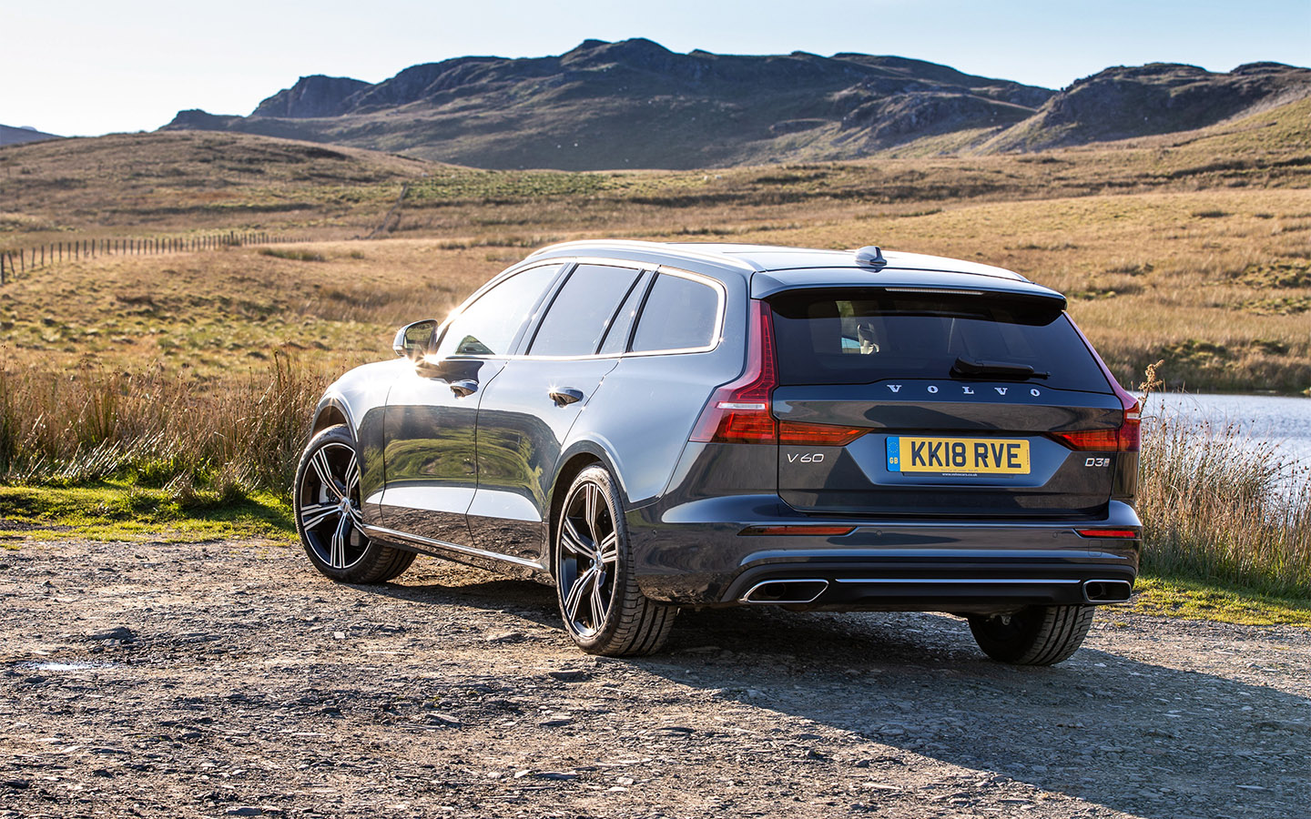 Объем багажника Volvo V60 под шторку &mdash; 529 л. Если сложить задние сиденья &mdash; 841 л