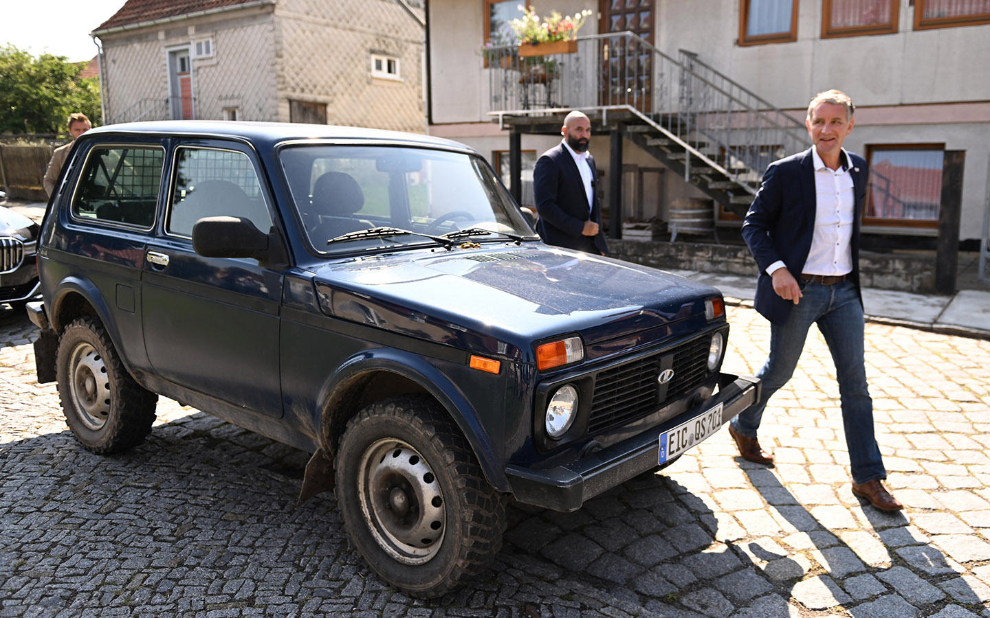 Бьорн Хёке 1 сентября приехал на голосование на российском автомобиле Lada Niva