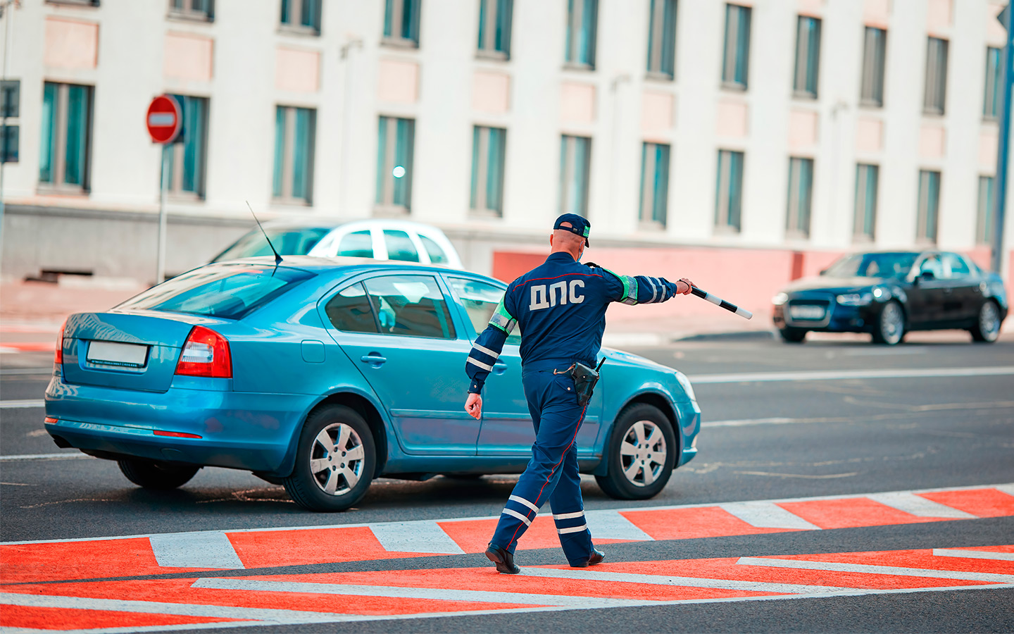 Если инспектор ГИБДД пресек перевозку ребенка без автокресла собственным родителем, то последнему выпишут штраф в 3 тысячи рублей.