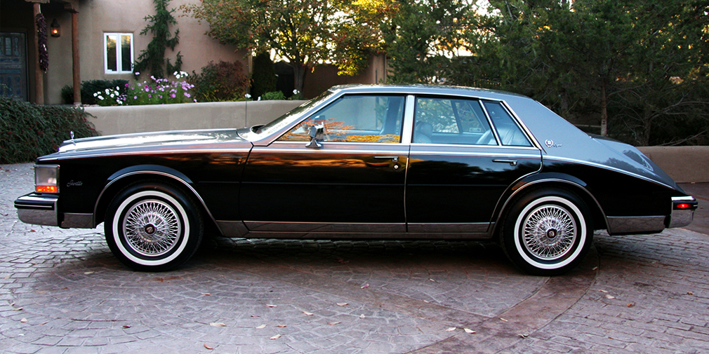 Cadillac Seville  На одной из самых известных фотографий певца изображен Cadillac Seville начала 1980-х. Снимок сделан в 1990-х в России, а машина, судя по номерам, принадлежит иностранцу.