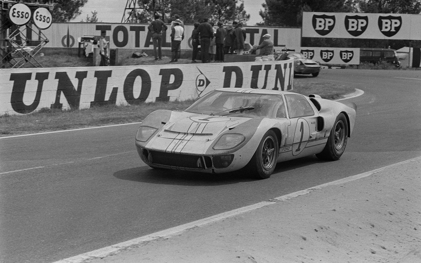 Ford GT40 Mk II #1 команды Shelby American под управлением английского гонщика Кена Майлза (1918&ndash;1966) и новозеландского гонщика Денни Хьюма (1936&ndash;1992) на гонке &laquo;24 часа Ле-Мана&raquo;, 34-м Гран-при гонок на выносливость в Ле-Мане, Франция, июнь 1966 года